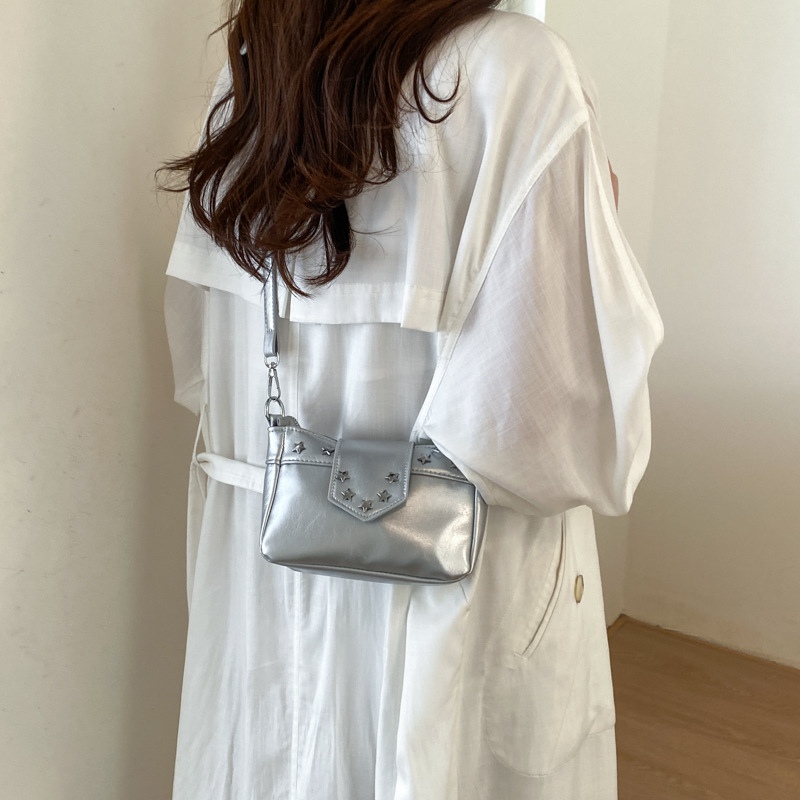 Simple retro bolso axilar 2026 nuevo bolso de remaches personales coreano en el temperamento bolso de hombro de viaje