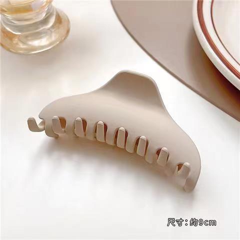 La nueva leche marrón gran tiburón clip moda temperamento de alto sentido pelo acrílico más agarrar la parte posterior la cabeza