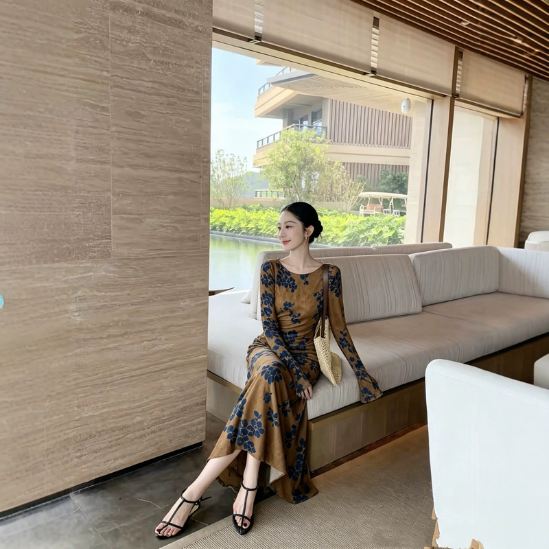 Extra-Long Fishtail Dress, Relaxed Old Money Style, High-End Silk Mulberry Silk Printed Bias-Cut Slim-Fit Long-Sleeve Gown Extra-Long Fishtail Dress, Relaxed Old Money Style, High-End Silk Mulberry Silk Printed Bias-Cut Slim-Fit Long-Sleeve Gown
