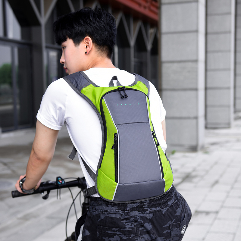 El inventario de comercio electrónico transfronterizo en stock mochila de dirección de equitación de control remoto inalámbrico mochila LED luminosa