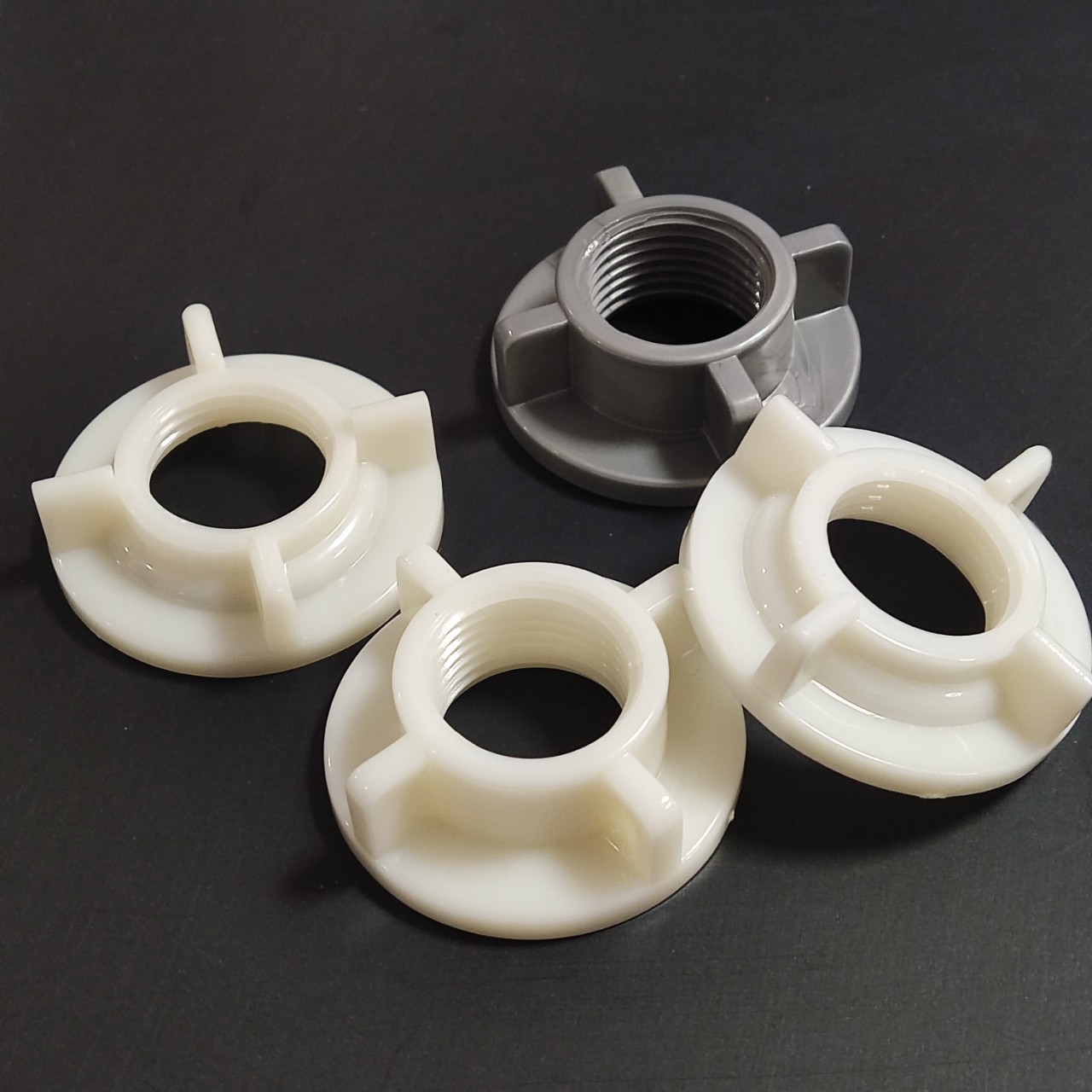 現品のプラスチックゴムはナットを厚くします。