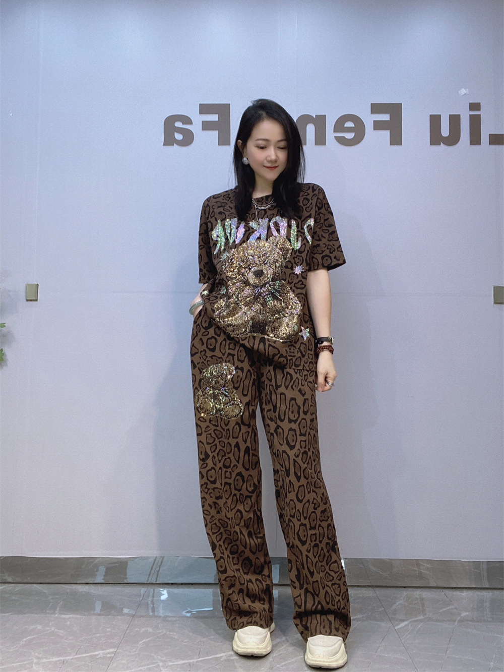 Pantalón de manga corta con cuello redondo con estampado de leopardo americano, casual al aire libre, traje de talla grande, pantalones anchos de cintura alta de verano para mujer, traje de dos piezas image 3