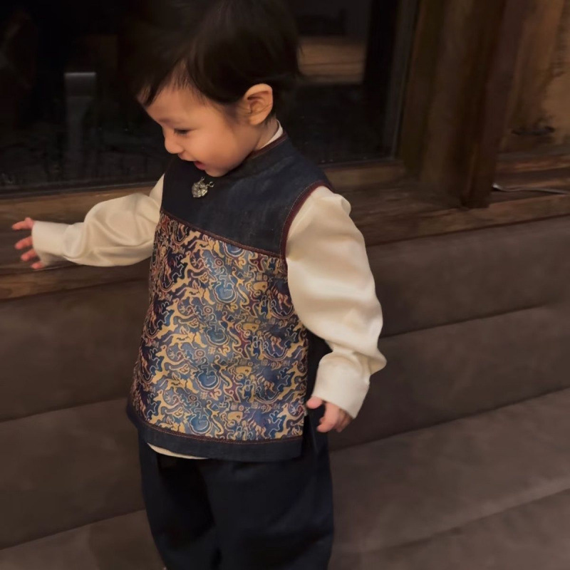 In-stock Hanfu set for boys and girls, new Chinese-style children's retro stand-collar jacquard vest, two-piece set for Mid-Autumn Festival and kindergarten In-stock Hanfu set for boys and girls, new Chinese-style children's retro stand-collar jacquard vest, two-piece set for Mid-Autumn Festival and kindergarten