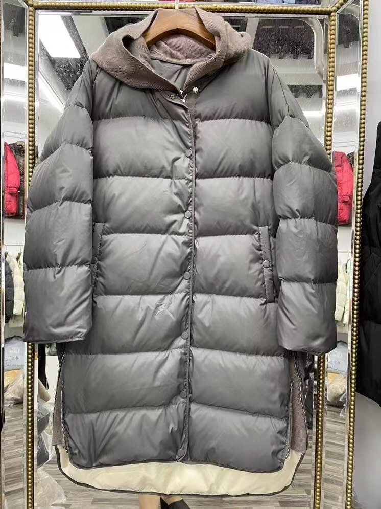 Chaqueta de plumón ligera y larga para mujer, nuevo estilo invierno 2026, capucha desmontable de punto, plumón de pato blanco, estilo coreano, a la moda para tallas pequeñas.