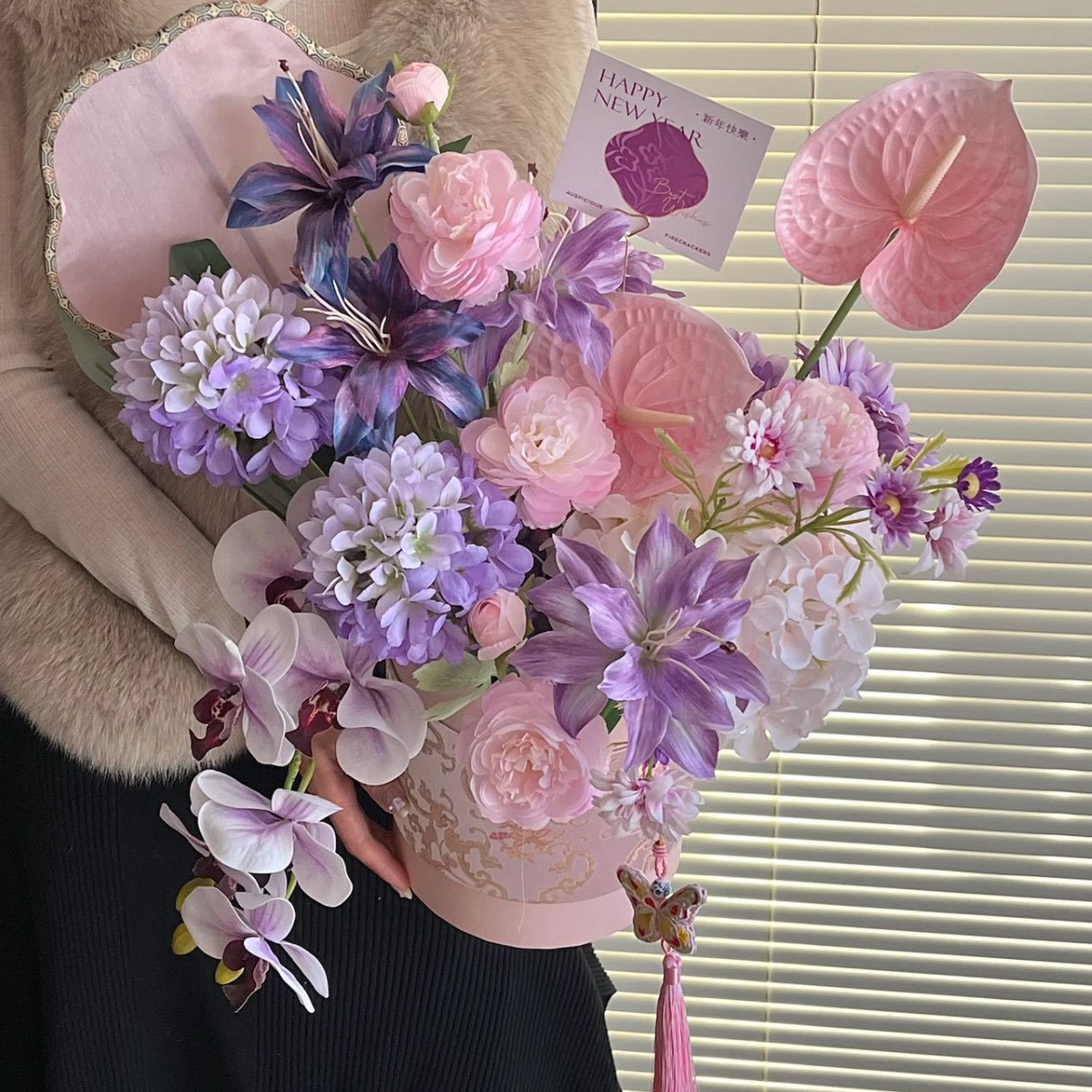 부유한 새해 꽃 보라색 조화 재료 팩