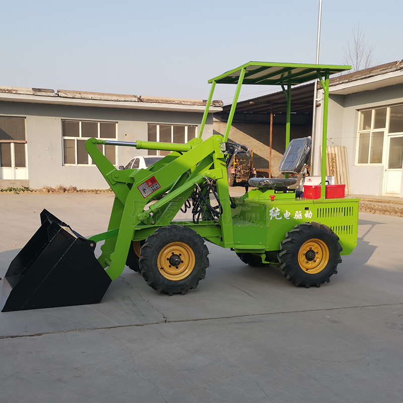 四驱铲草抓木机工程电动小铲车养牛场出粪小型四驱铲车