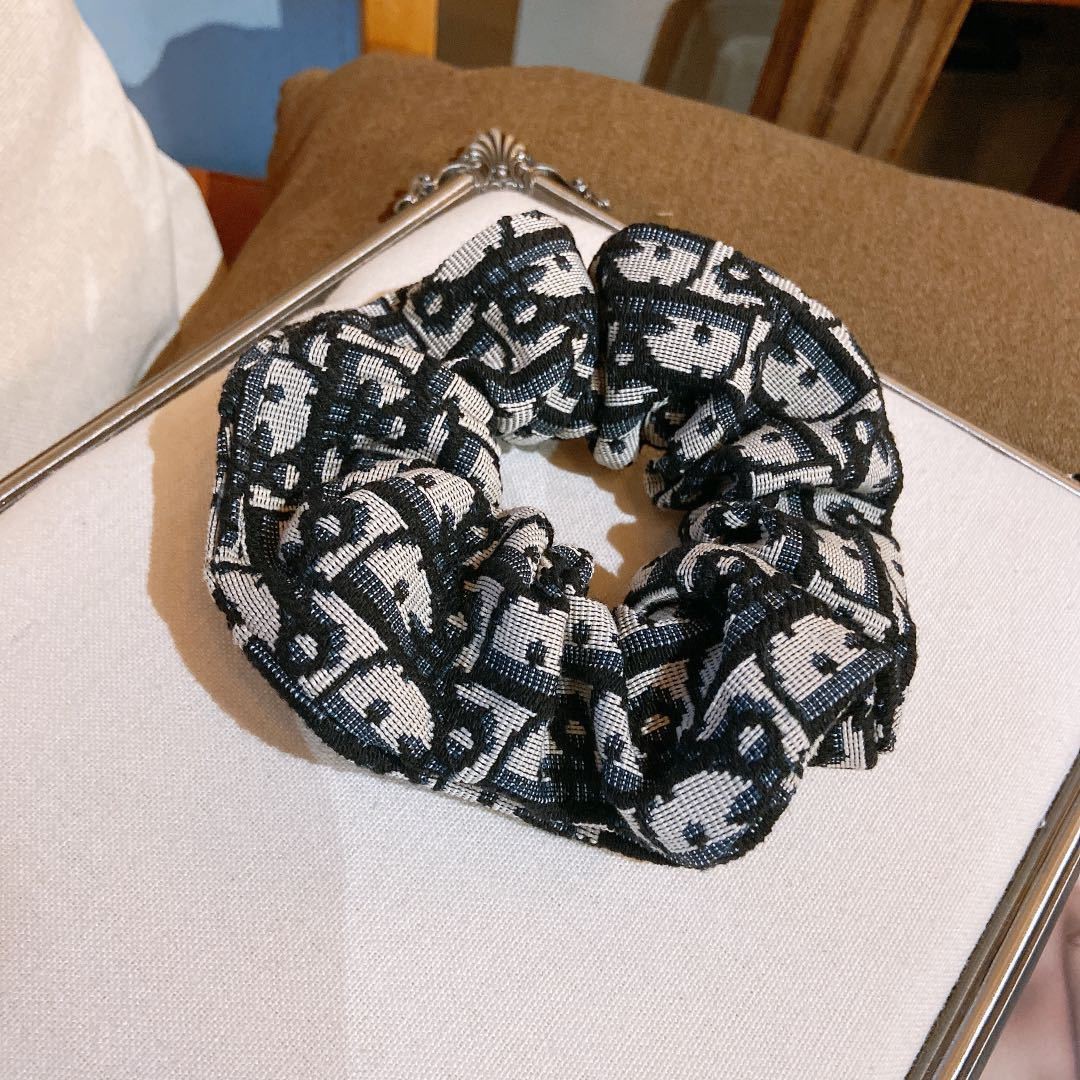 アルファベットの蝶結びのカチューシャは顔の小さいカチューシャを見せます。