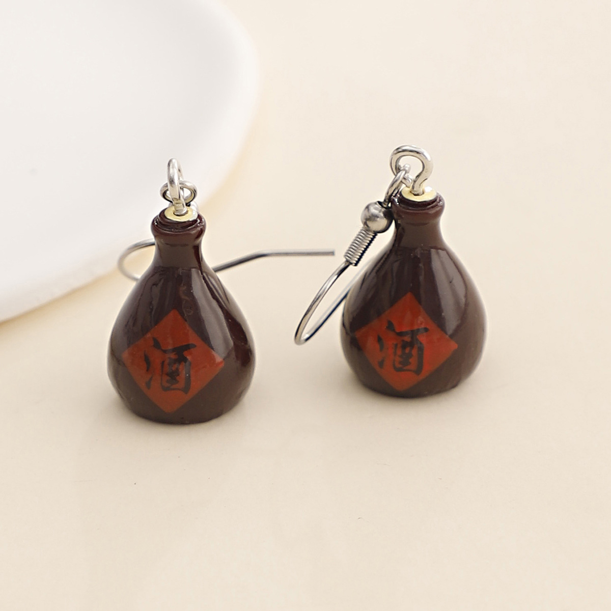 Nuevos auriculares coreanos botellas de cerveza divertidas botellas de agua mineral pendientes creativos joyas de orejas rojas en línea