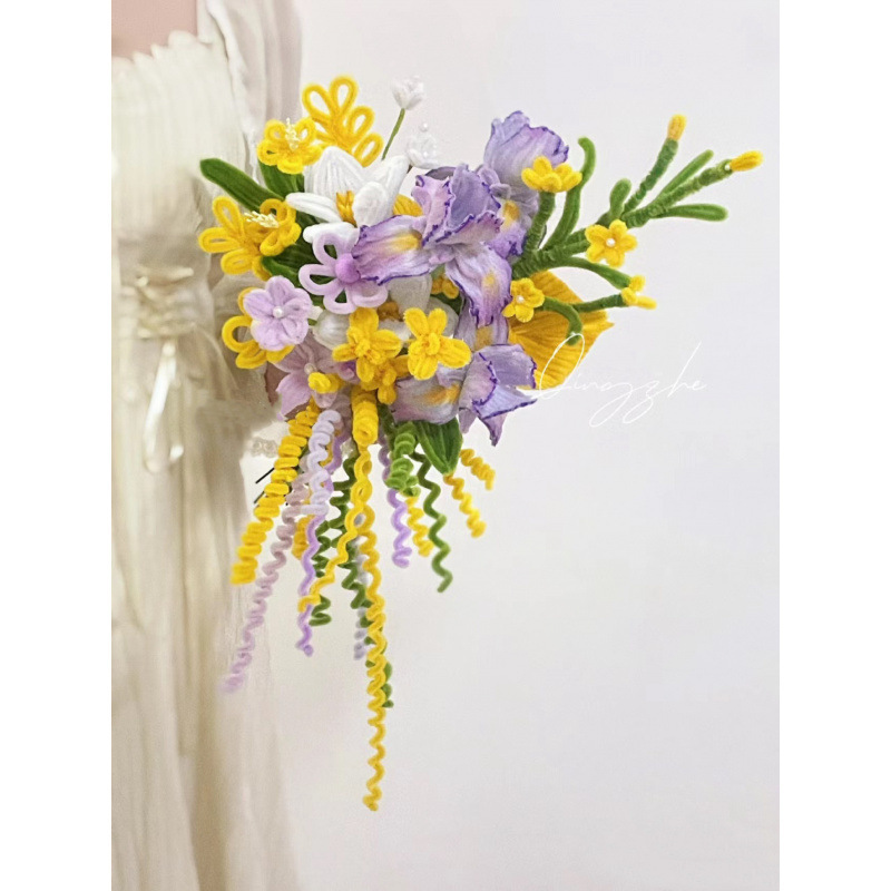 手作りの創意領収書の花束diy材料は自作のツイストの花束を包んで、手に花を持って彼女の親友に送ります。|undefined