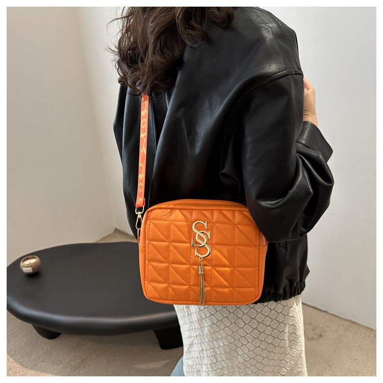 A simple and fashionable single-shoulder women's bag with diamond-shaped embroidery thread in 2024, a fresh and stylish crossbody bag with a trendy and fashionable small square style undefined