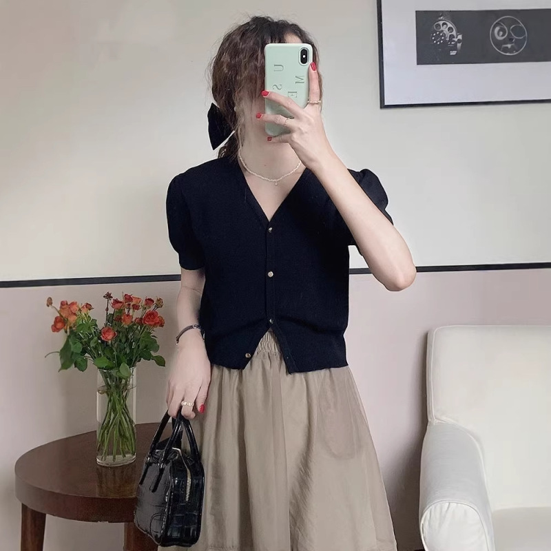 Black Short-Sleeve Knit Cardigan for Women, 2025 Thin Style, Elegant V-Neck, Waist-Cinching, Slimming, Ladylike Top with a Sense of Design Black Short-Sleeve Knit Cardigan for Women, 2025 Thin Style, Elegant V-Neck, Waist-Cinching, Slimming, Ladylike Top with a Sense of Design
