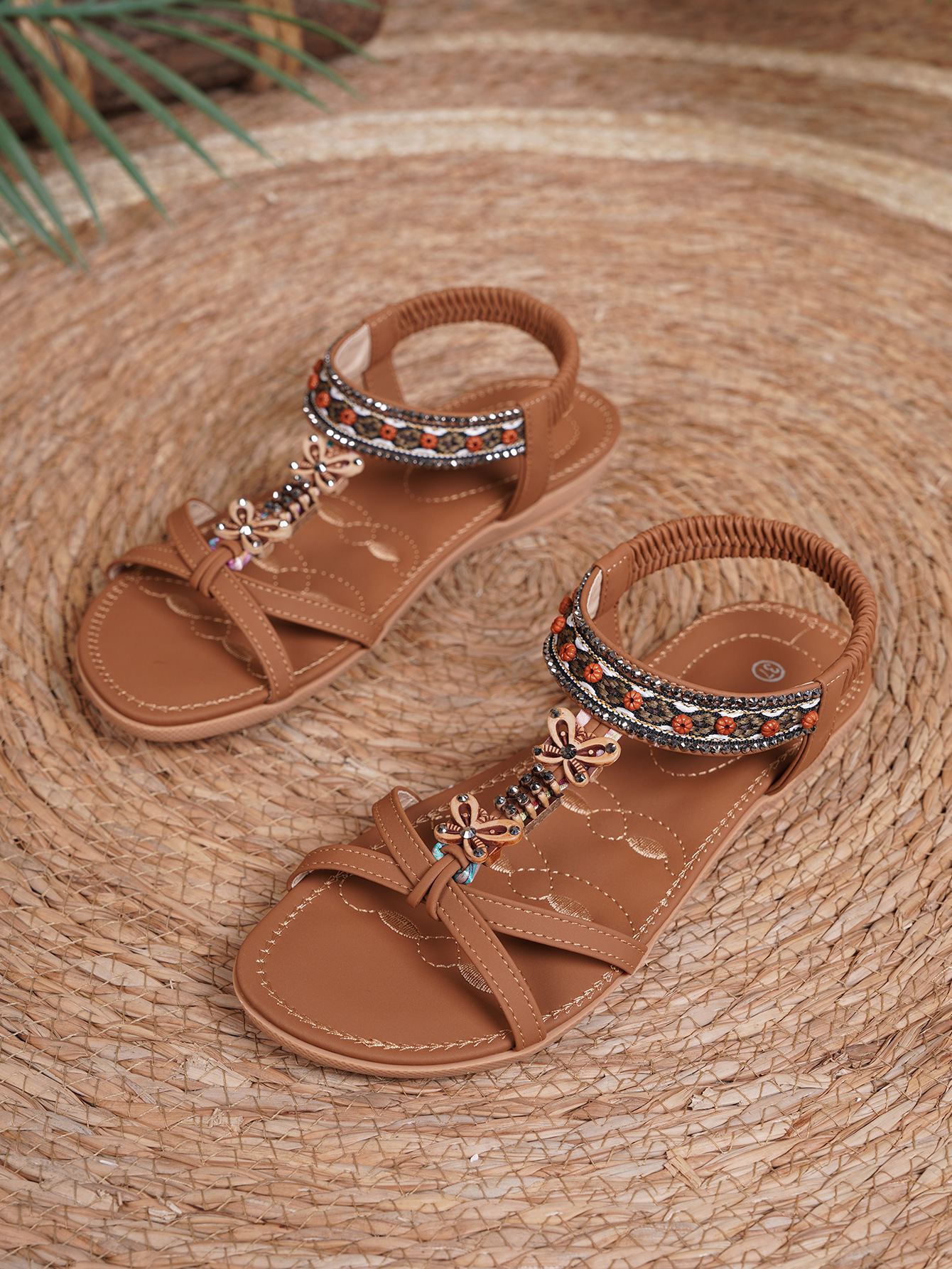 Blommiga dam-sandaler med platt sula för strand och sommar_voghion.com