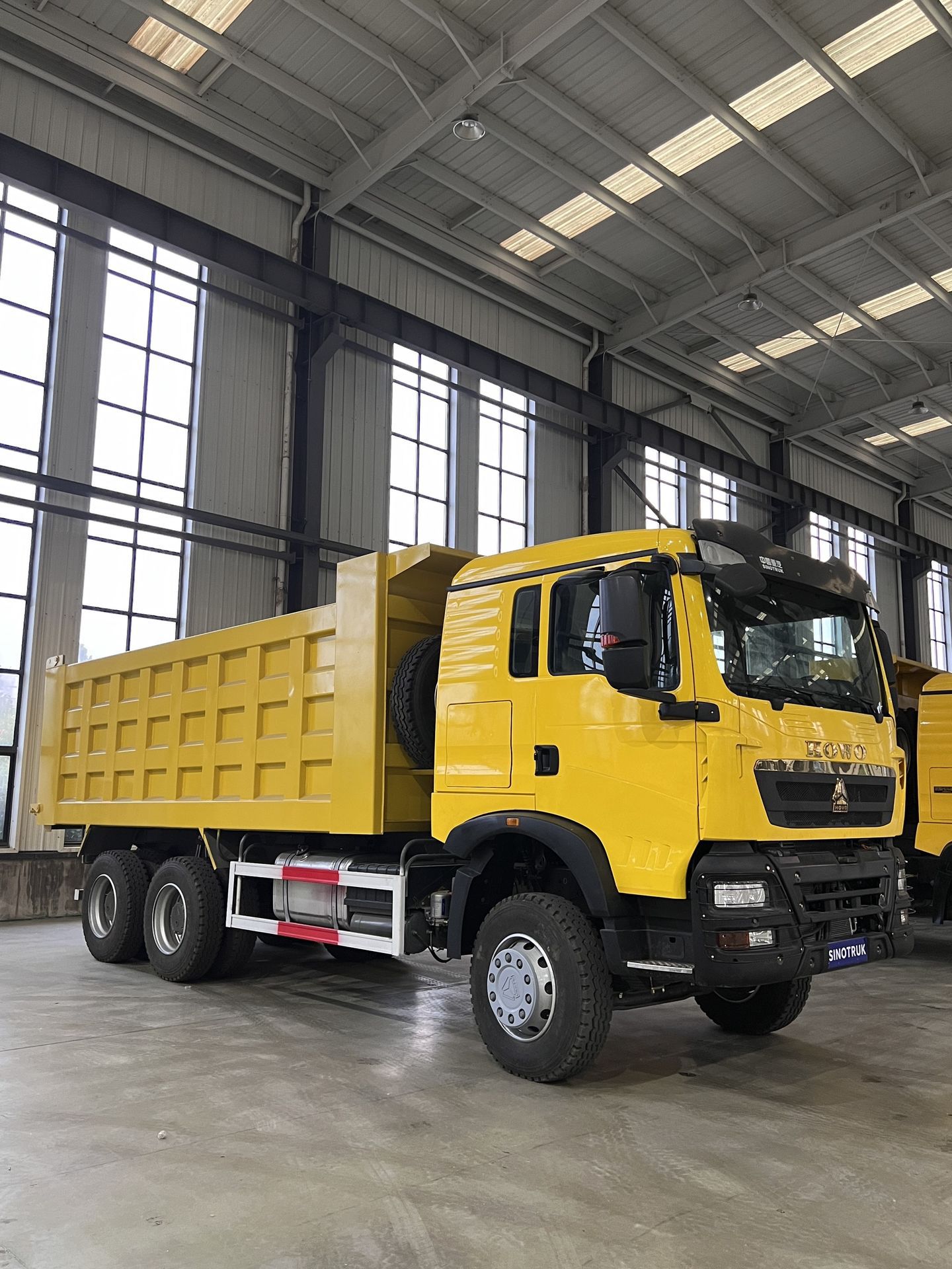 Used Sinotruk Howo Tx Dump Truck 6X4 Rear Eight-Wheel Dumper 371 Horsepower Engineering Dump Truck for Export
