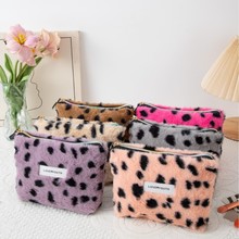 新款可爱小爱心化妆品收纳包女士手拿包ins风复古豹纹收纳袋