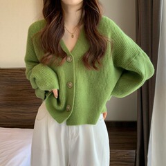 レトロvネックの怠惰なニットカーディガンの女性は、ゆるい秋の新しい優しい風の柔らかいモチモチのセーターのコートを着ています