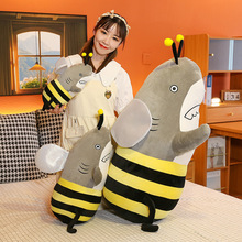 廠家批發網紅同款鯊魚蜜蜂玩具公仔新款鯊bee毛絨抱枕女生日禮物