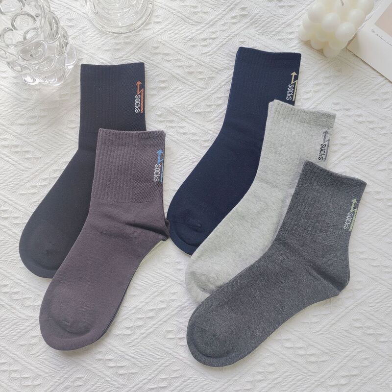 Men's sports socks, mid-calf socks, solid color cotton socks, breathable, sweat-absorbent, odor-resistant, all-season seamless socks wholesale