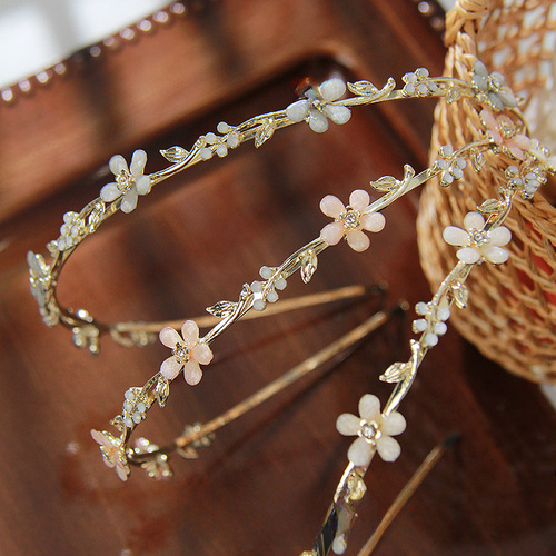 Autumn vibes are strong—fresh, floral, and bohemian-style rhinestone metal headband, effortlessly versatile hair clip, vintage-inspired, internet-famous design with delicate edges, perfect for outdoor wear.