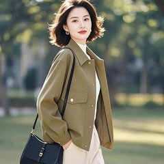新型の一人っ子は、緑のコートの女性2025年の新作春にぶつかりません。