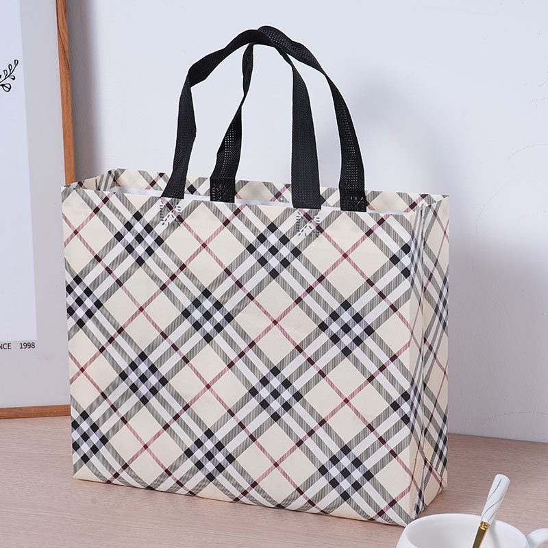 Bolsas de tela no tejida recubiertas de cuadrícula beige personalizadas atmósfera simple de alto valor de color bolsas de hombres y mujeres clásicas impermeables engrosadas