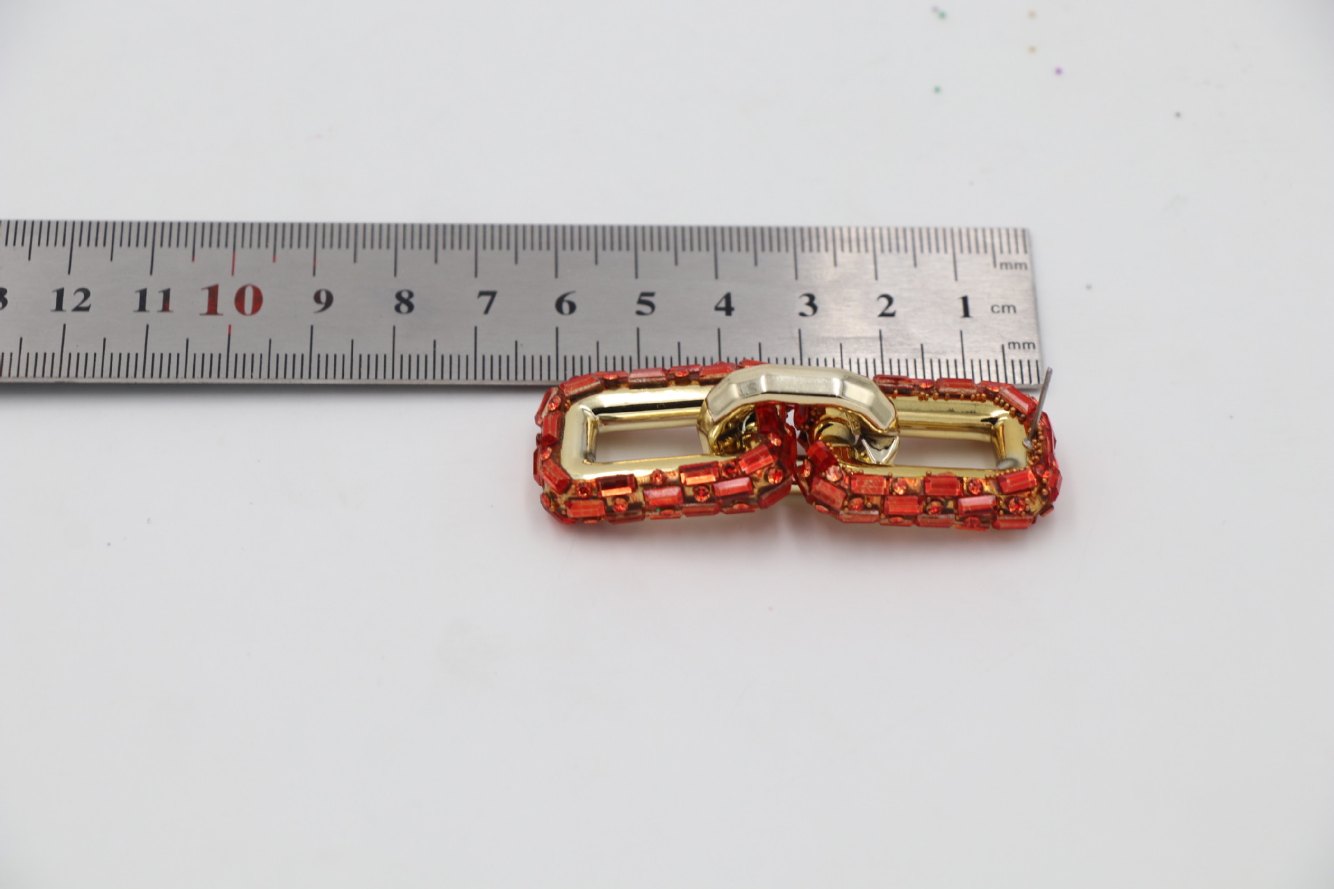 Orecchini pendenti a catena con diamanti geometrici_voghion.com