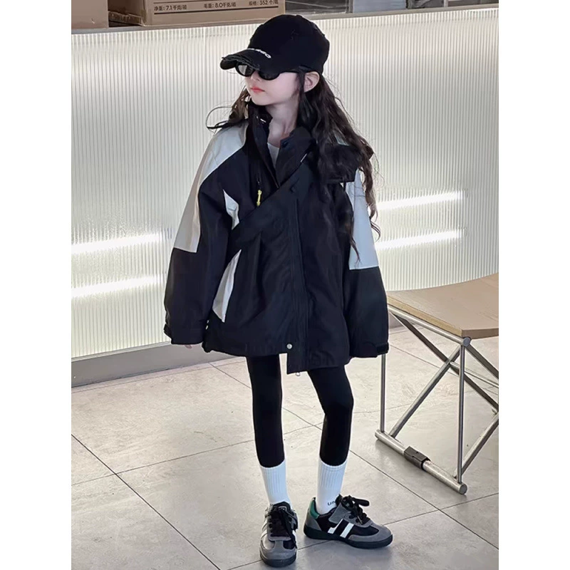 Штурмовая одежда для девочек три в одном весна и осень 2024 новые детские осенние и зимние куртки с капюшоном