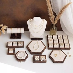 胡桃の木のアクセサリーの展示棚のネックレスのイヤリングのブレスレットは生放送してセットのアクセサリーの宝石のカウンターに屋台の道具を並べます。
