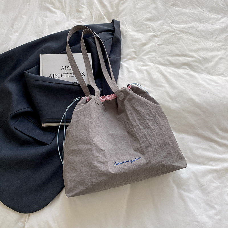 Coreano in tide bolsa de ocio de gran capacidad para mujeres 2025 primavera y verano nuevo estilo de moda bolso de nylon