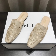 新しい中国風刺繍包頭ハーフスリッパ女性のアウターウェア 2025 春と夏の新スタイルレトロ多用途平底ミュールハーフカップ