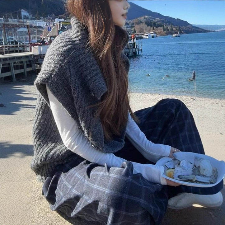 High-Neck Knitted Vest for Women, New Autumn and Winter Style, Suitable for Petite Figures, Can Be Layered, Versatile Sleeveless Sweater, Loose Vest