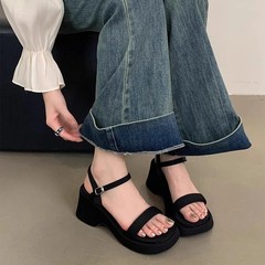 厚い底の坂とサンダルの女性のタイプ2025新型の夏の外はスカートの黒色の高くなると砂浜のローマのサンダルを配合します。