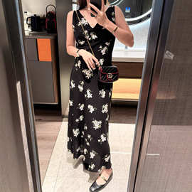 南油26夏款上新系带斜裁背心连衣裙 轻薄亲肤双V设计尽显颈脖线条