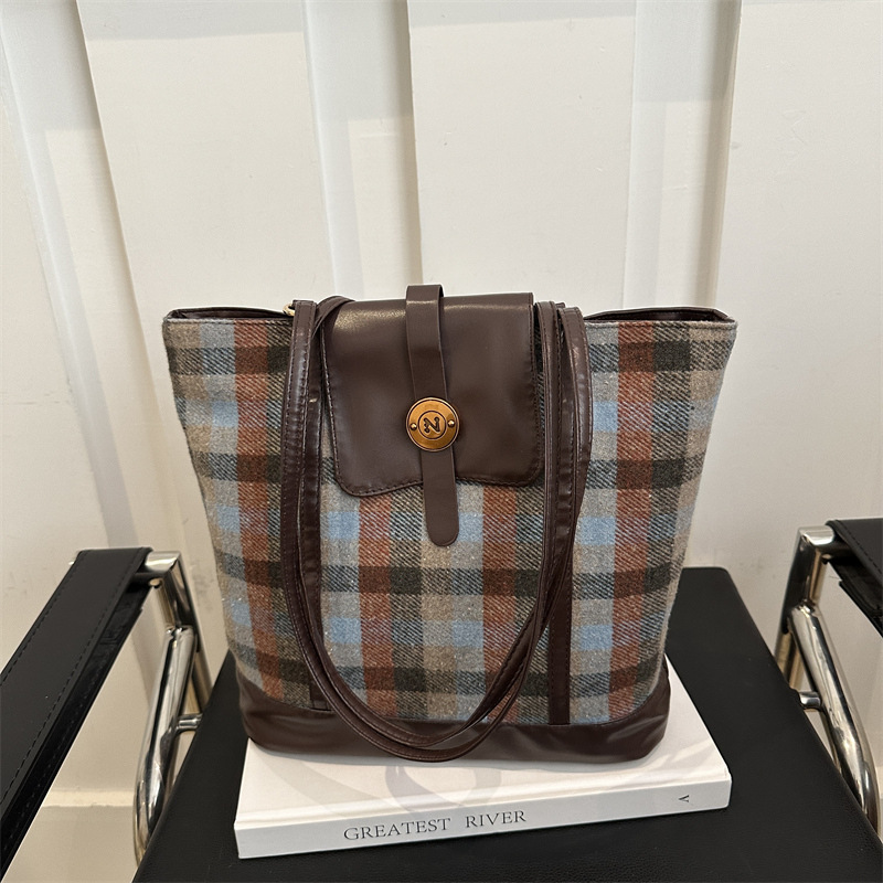 Bolsas de invierno a cuadros de gran capacidad para mujeres otoño y invierno 2024 nueva moda retro bolsas de tote versátiles mochila de hombro casual