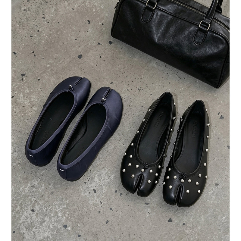 Rean Vivion Retro Punk Style Studded Split-Toe Ballet Mary Jane Shoes Flat Shallow Pig's Hoof Shoes