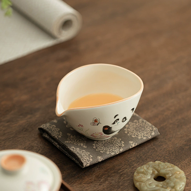 Бежевый Динк керамическая кувшина Panda Eat Butterfly Boat Cup Ceramic Kung Fu Tea Set Accessories Tea Sea Fair Cup Tea Divider Evening Cup