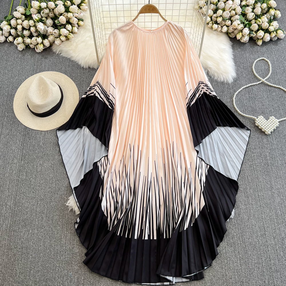 Summer elegant dress with a round collar