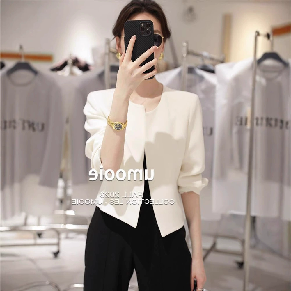 Качественная, простая и универсальная, приталенная короткая куртка из ацетата.