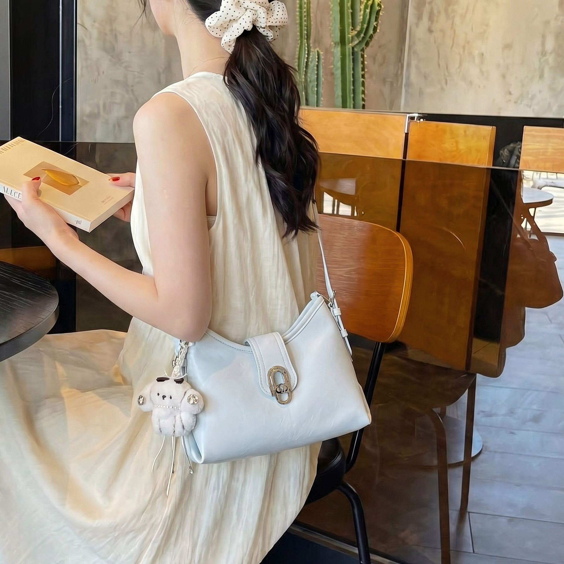 La sensación cotidiana de lujo ligero nicho bolso debajo de la braza de la mujer 2026 nuevo estilo primavera-verano popular viaje de hombro bolso de cubo