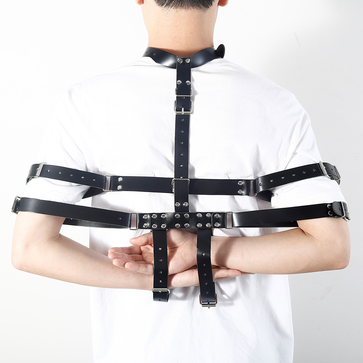 SM accesorios de cuero restricción con collar esposas esposas de brazo esclavo hombre y mujer para ajustar la ropa esposas atar artículos sexuales image 3