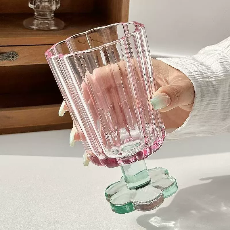 Средние древние высокие стеклянные чашки с цветными цветами, стаканы для воды, стаканы для вина с высоким значением