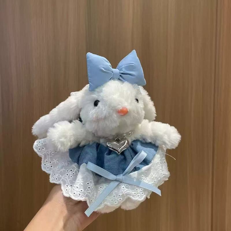 創意の長い耳のウサギはかわいい垂れ下がった耳の小さい白いウサギのぬいぐるみの鍵を掛けて女子学生のカバンを掛けて飾ります。|undefined