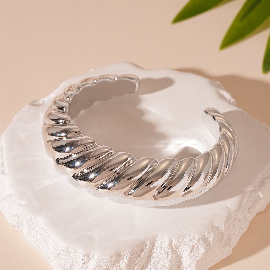 Pulsera de apertura geométrica irregular metálica europea y americana, personalidad exagerada, temperamento de nicho simple, joyería de alta gama femenina