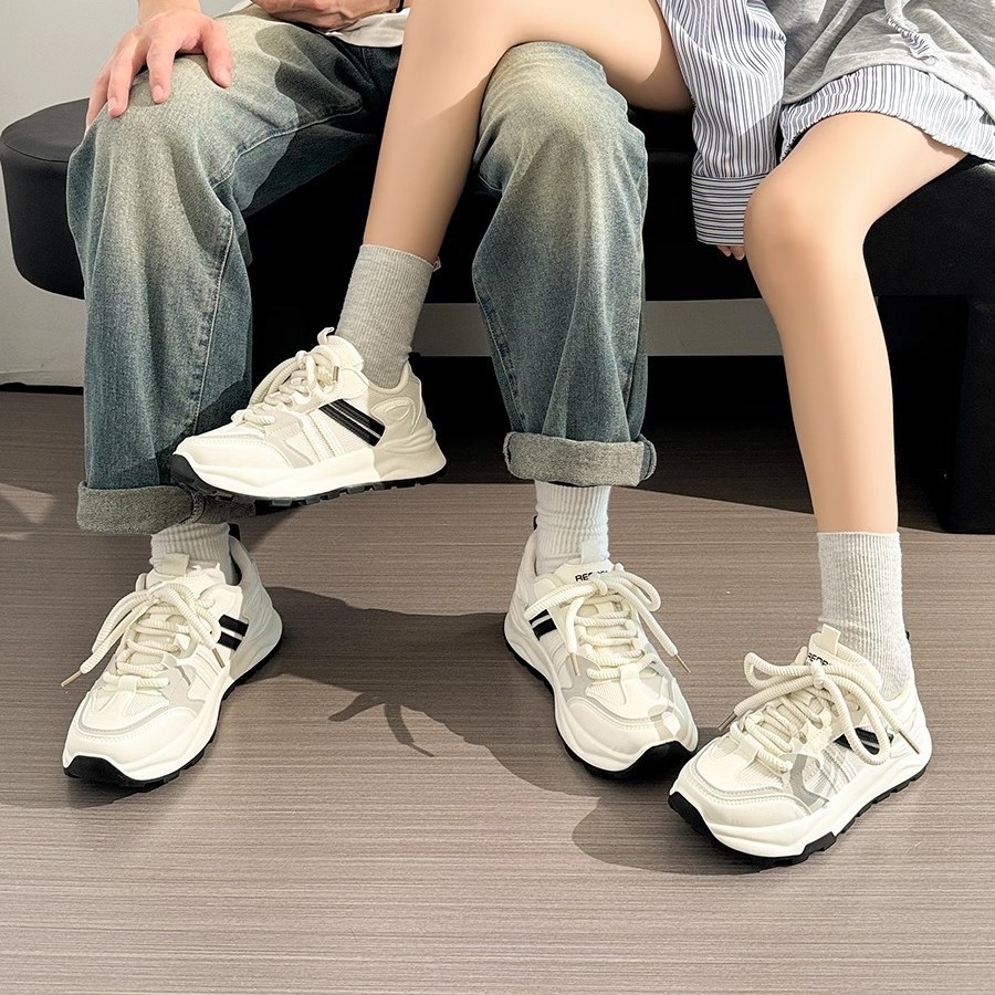 Pequeños zapatos blancos para mujeres 2025 nuevos zapatos deportivos de estudiantes zapatos de skate para mujeres zapatos de carreras casuales con suela plana