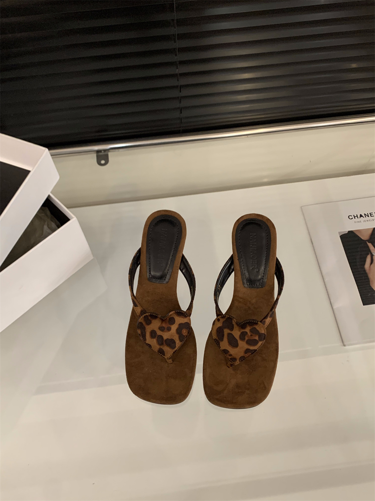 Zapatos rojos de tacón alto, chanclas de cuña, zapatos de mujer, sandalias y sandalias de amor de temperamento de verano 2025