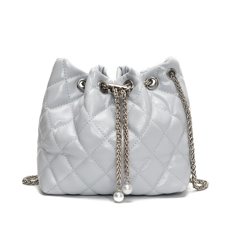 Bolso de cadena de diamantes para mujer 2025 nuevo bolso de cubo de nicho de sentido de alta gama salvaje bolso de mensajero de hombro popular de verano