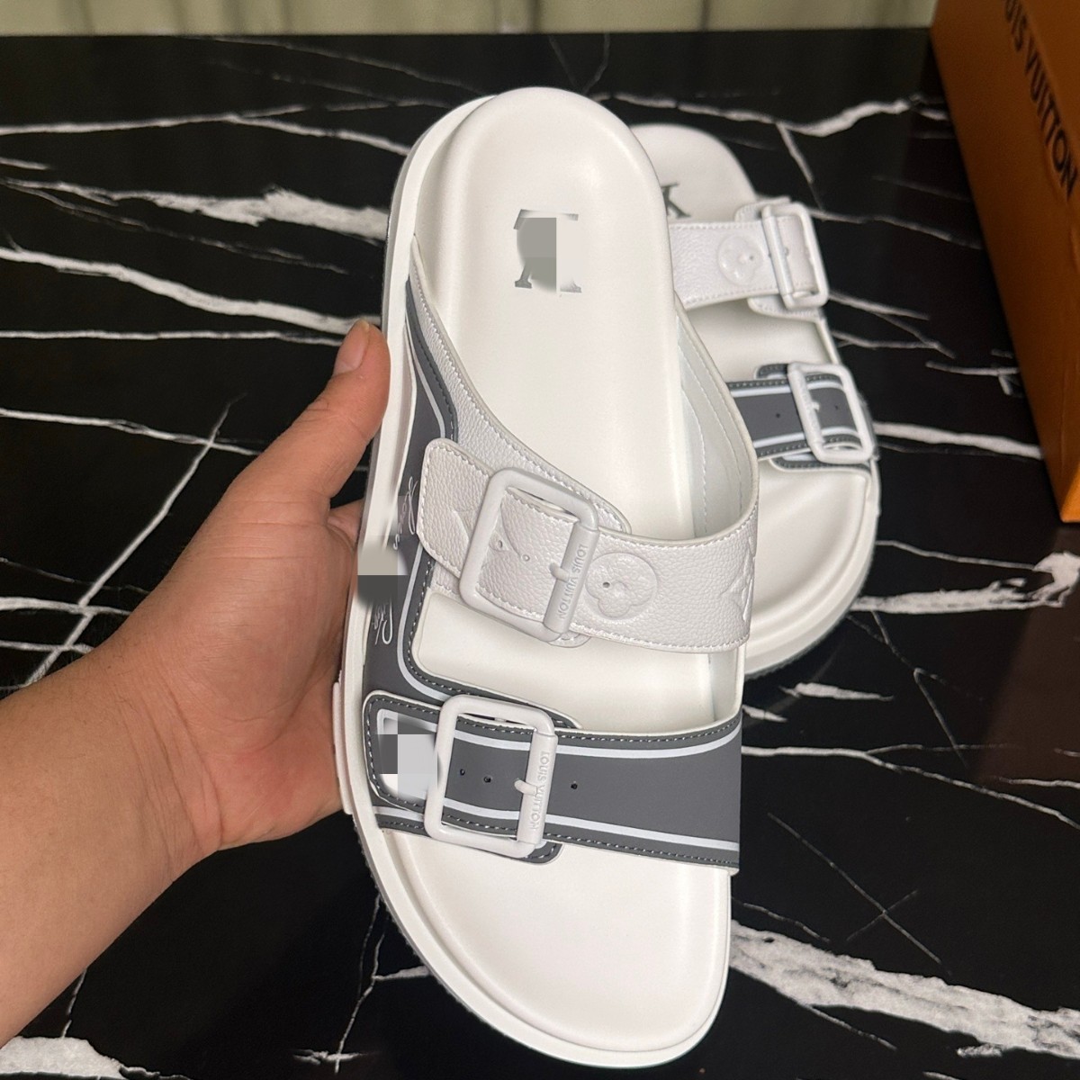 Zapatillas de moda para hombres con suela suave cómodas para usar zapatos de playa de cuero originales caja original de lujo marca de moda de doble cinturón de moda casual image 4