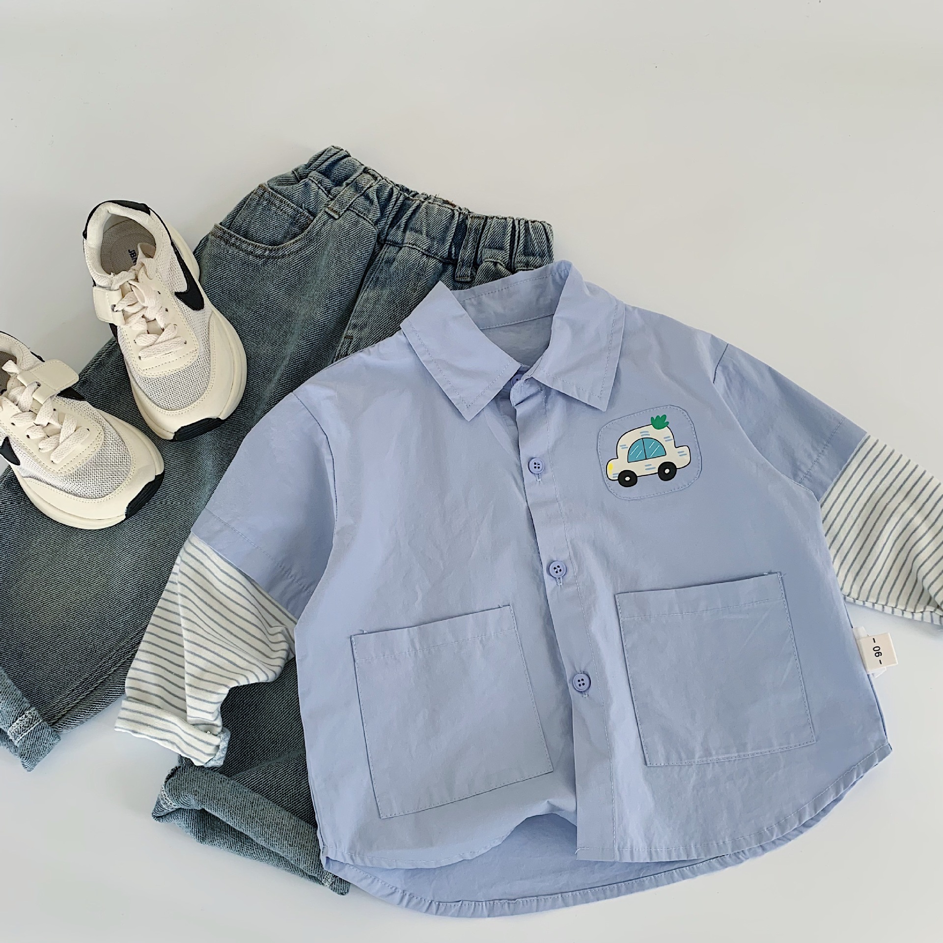 Camisas infantiles Mai Bao 2025, otoño nuevo estilo coreano para bebés de hombres y mujeres, rayas falsas de dos piezas de camisa de tela interior de moda infantil