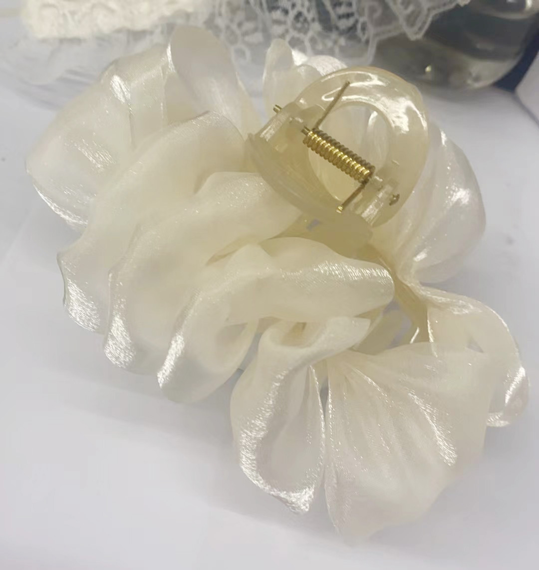 4394 Champagne Organza Cloud Clip