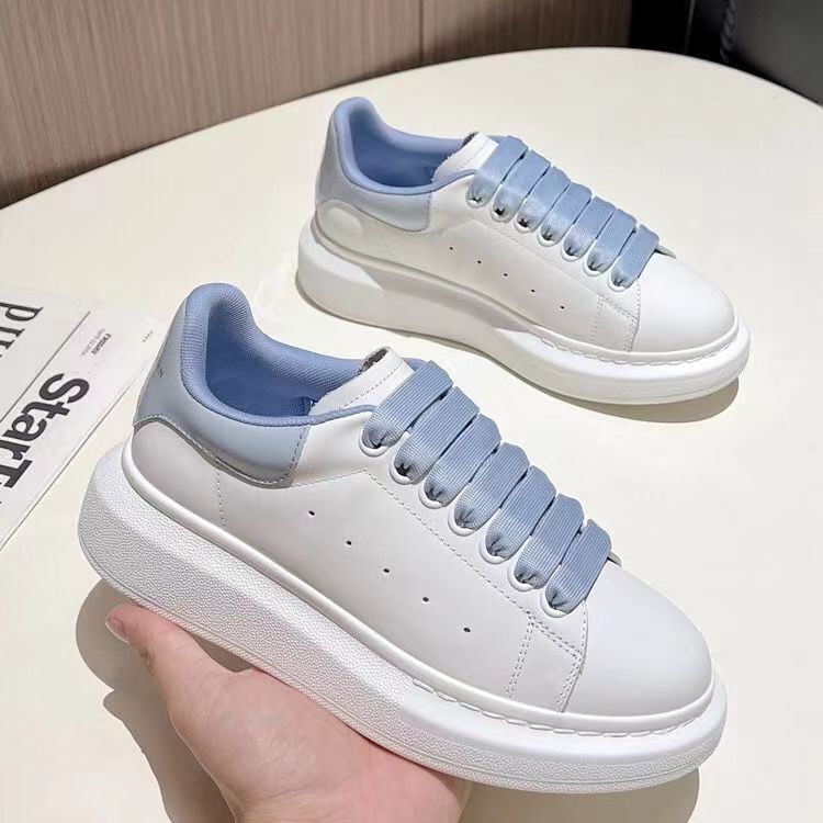 Alta versión McQueen zapatos blancos de suela gruesa mujer 2025 nuevo estilo de cuero salvaje con aumento interior pareja zapatos casuales zapatos de mujer