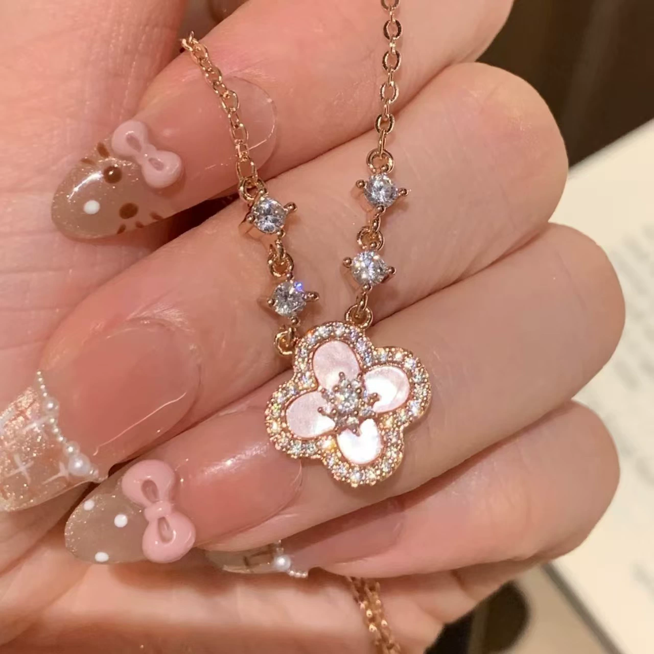 Ожерелье Fuchsia small, кулон «четырёхлистник», цепочка для сумки или ключей, лёгкая роскошь